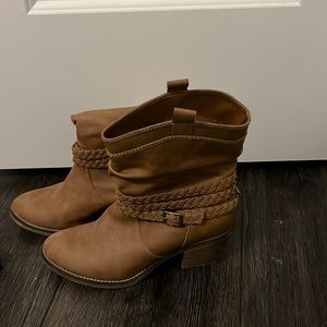 Light brown boots with braided detail size 8
